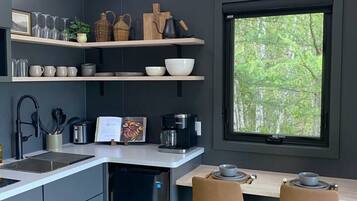 Microondas, placa de cocina, cafetera o tetera y utensilios de cocina