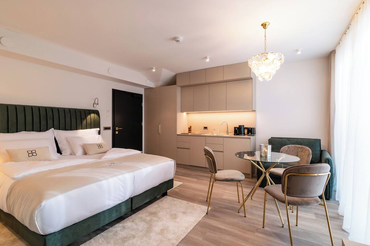 Ein modernes Schlafzimmer mit Bett, Nachttischen, Schreibtisch und Stuhl.