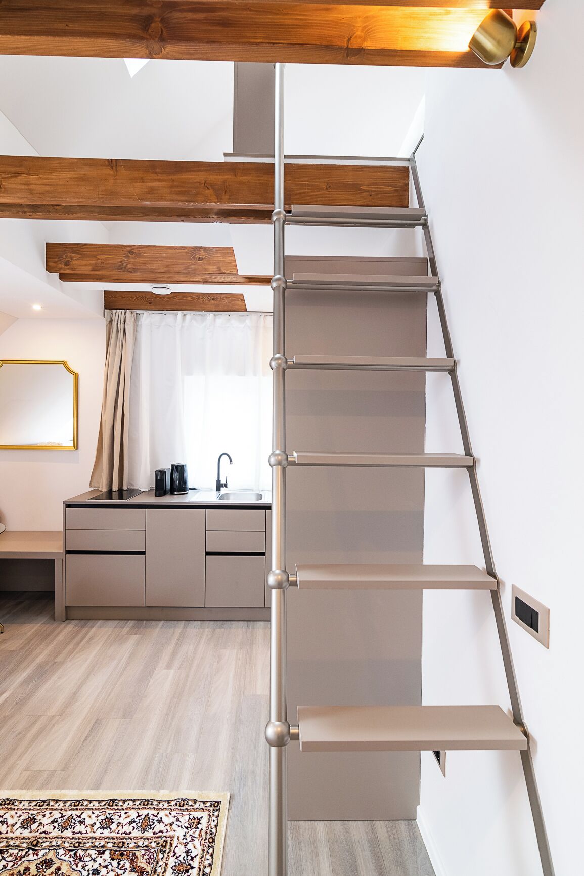 Villa - Gallery Apartment (Attic) | Luxe beddengoed, bedden met traagschuimmatras, een kluis op de kamer
