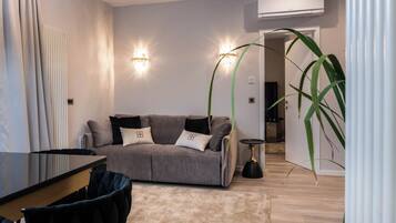 Cube - Deluxe Family Suite (First Floor) | บริเวณนั่งเล่น | ทีวีจอแอลอีดี 38 นิ้ว พร้อมช่องเคเบิล