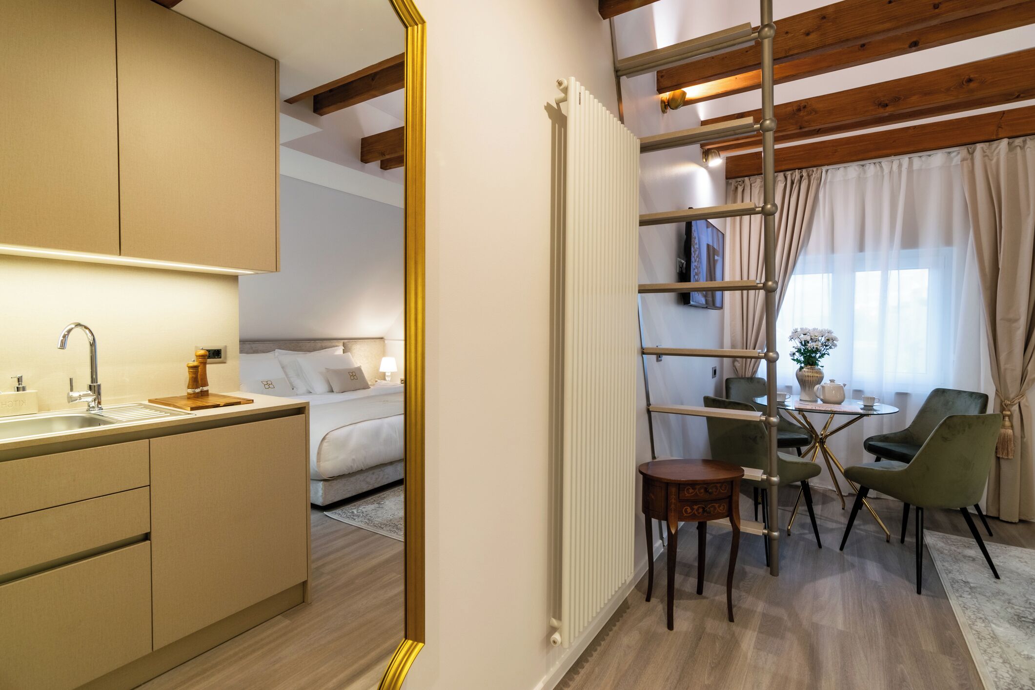 Villa - Gallery Apartment (Attic) | Privékeuken | Een koelkast, een magnetron, een kookplaat, een vaatwasser