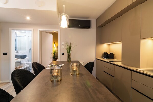 Cube - Deluxe King Suite (Basement) | Dining room - Resort Beatrice - Luxury Apartments - Pool & Sauna & Parking (Ljubljana)
