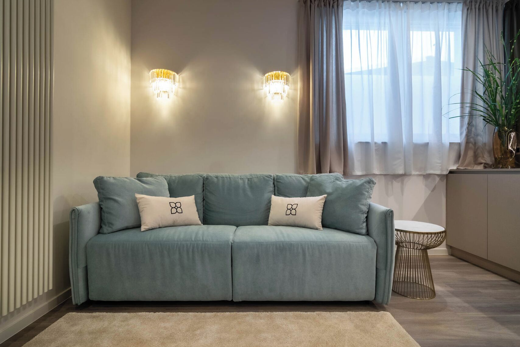 Cube - Deluxe King Suite (First Floor) | Oppholdsområde | En 38-tommers LED-TV med kabel-kanaler