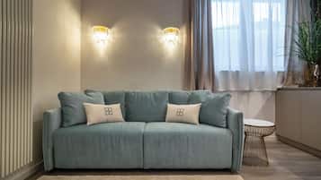 Cube - Deluxe King Suite (First Floor) | Oppholdsområde | En 38-tommers LED-TV med kabel-kanaler