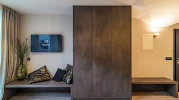 Deluxe Suite, Kitchen | Room amenity