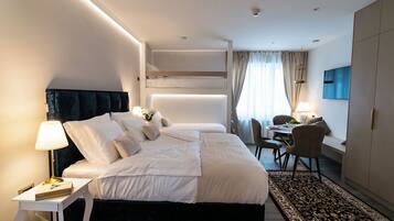 Villa - Superior Family Studio (First Floor) | Seprai premium, busa memori, brankas, dan didekorasi berbeda-beda