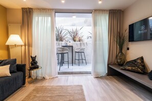 Deluxe Suite, Kitchen | Living area