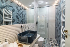 Cube - Deluxe King Suite (Basement) | Bathroom - Resort Beatrice - Luxury Apartments - Pool & Sauna & Parking (Ljubljana)