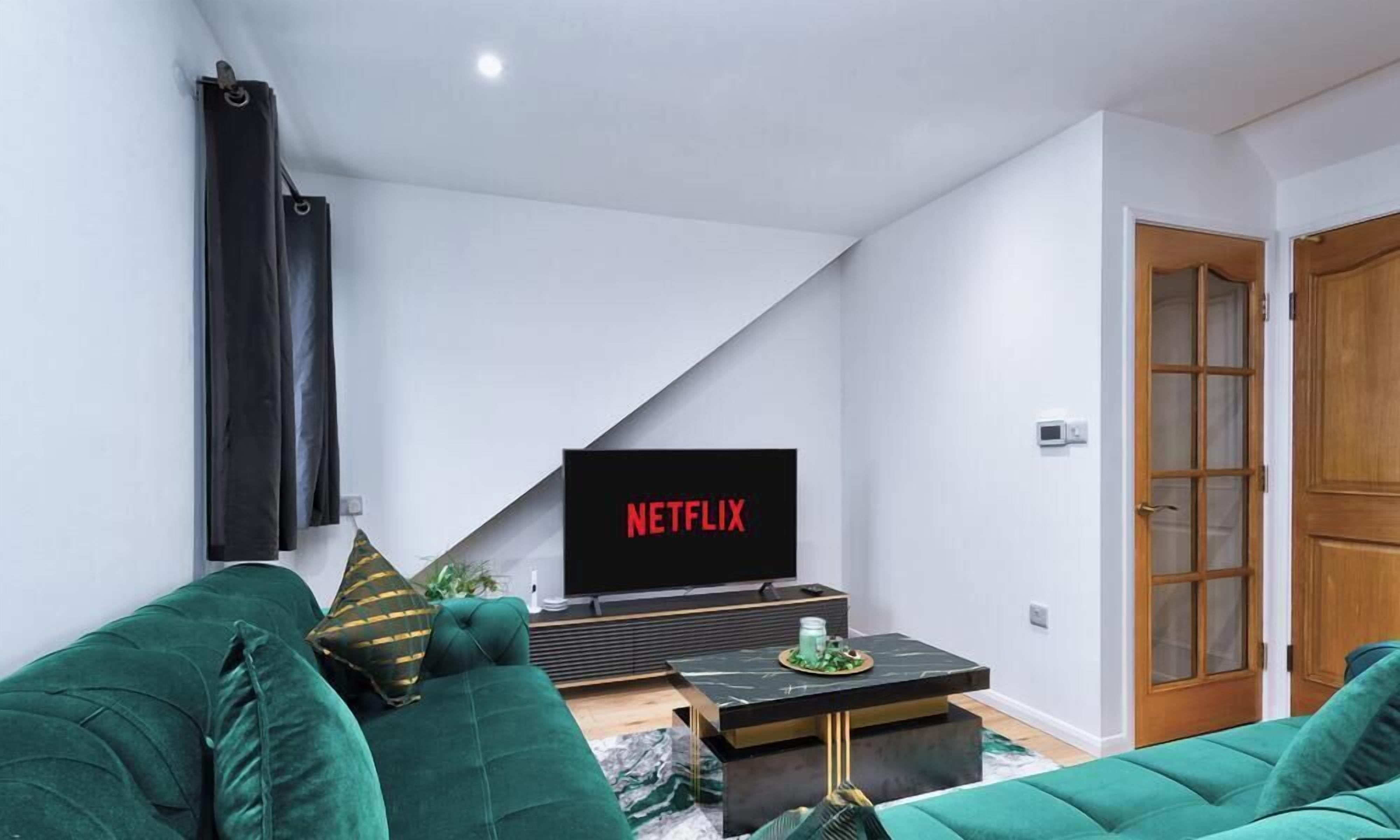 Stylish Dagenham Flat | Easy Central London Access - Romford
