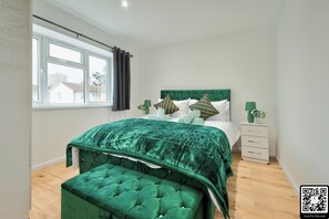 2 bedrooms, desk, iron/ironing board, WiFi - Stylish Dagenham Flat | Easy Central London Access (Dagenham)