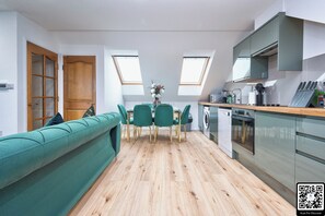 Fridge, oven, stovetop, dishwasher - Stylish Dagenham Flat | Easy Central London Access (Dagenham)