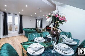 Dining - Stylish Dagenham Flat | Easy Central London Access (Dagenham)