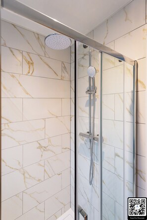 Shower, hair dryer, towels, toilet paper - Stylish Dagenham Flat | Easy Central London Access (Dagenham)
