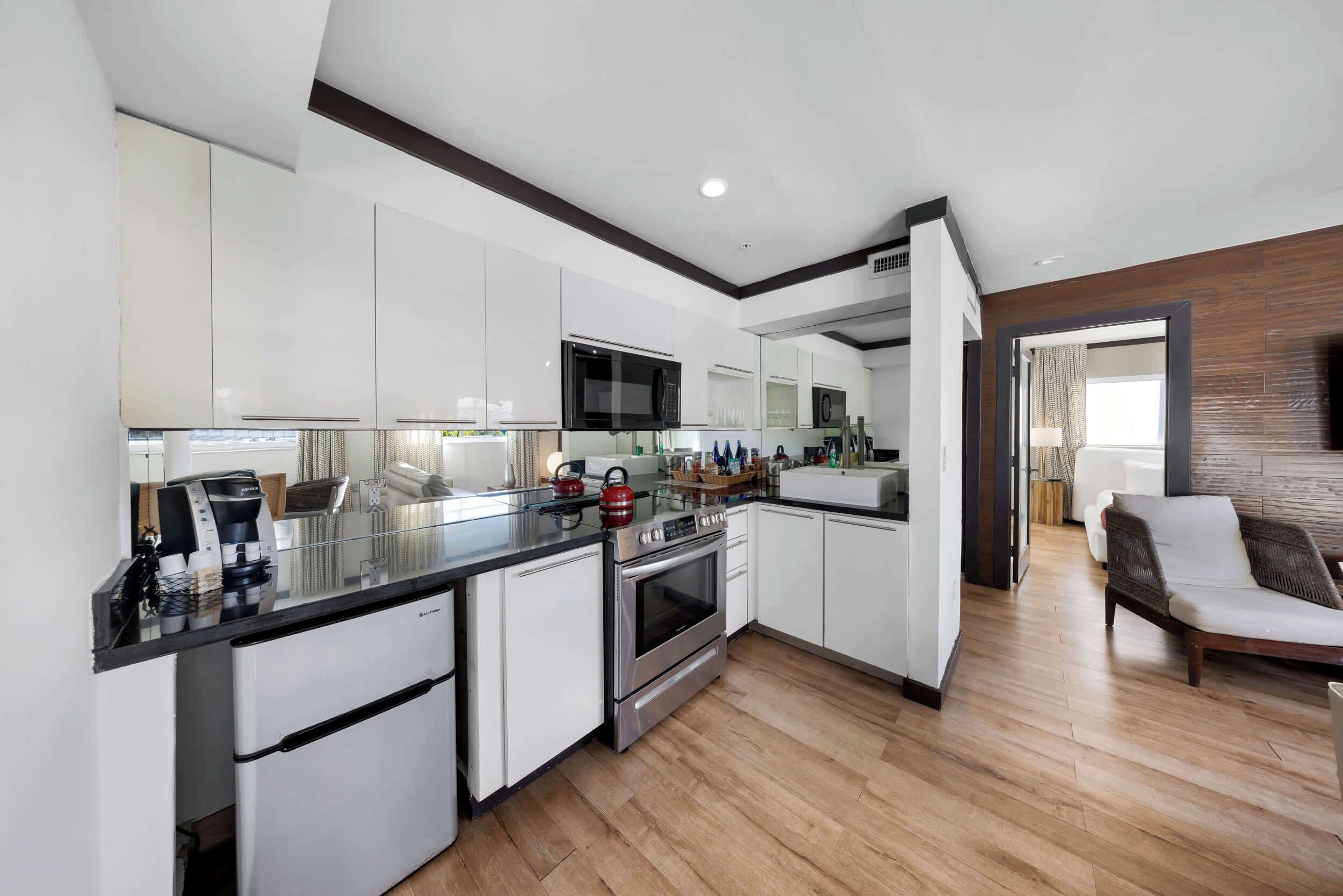 Een koelkast, een magnetron, een kookplaat, een broodrooster