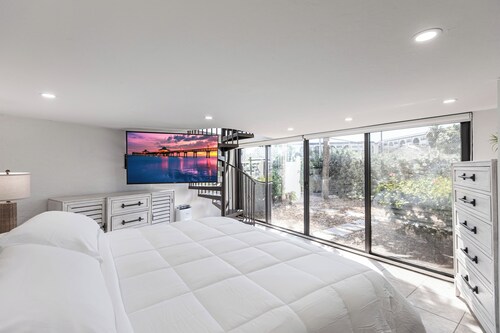 Recently Updated - 2 Bed 2 Bath Must See Waterfront Retreat