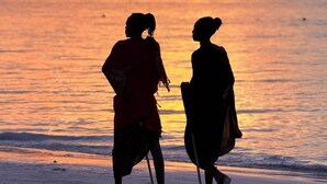 Two people walking on a beach at sunset. - Oasis Nungwi (Nungwi)