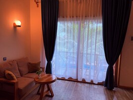 Luxe tweepersoonskamer | Een kluis op de kamer, een bureau, een laptopwerkplek