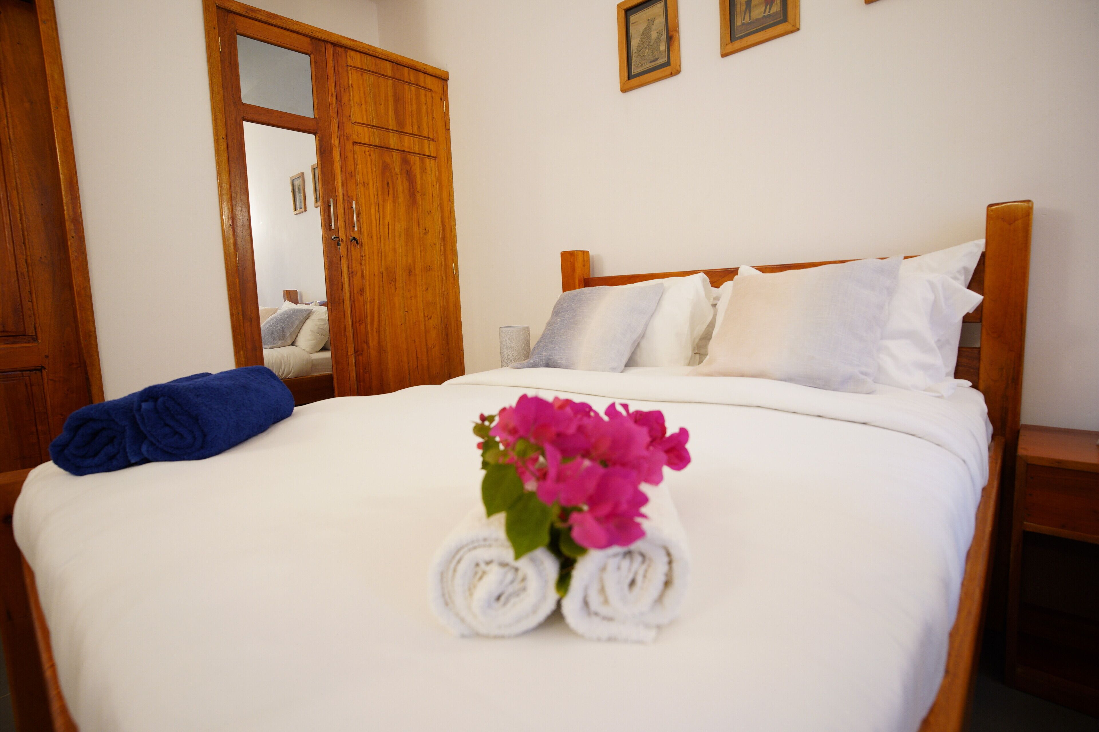 Caja de seguridad en la habitación y escritorio 