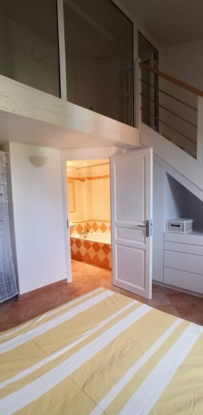 3 habitaciones, escritorio, tabla de planchar con plancha y wifi gratis 