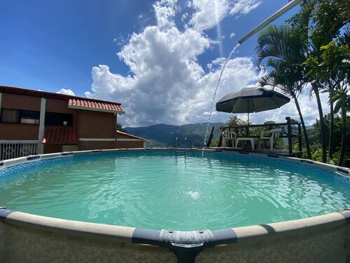 FARM WITH BEAUTIFUL VIEW 40MIN FROM MEDELLÍN. SPORTS COURT, SWIMMING POOL AND GYM.