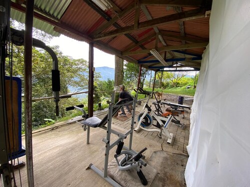 FARM WITH BEAUTIFUL VIEW 40MIN FROM MEDELLÍN. SPORTS COURT, SWIMMING POOL AND GYM.