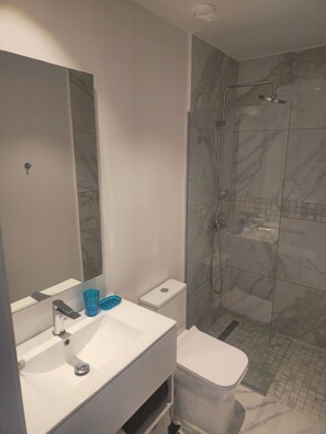 Shower, towels, soap - Cana Rock 1 Bed Room (Punta Cana)
