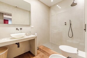 Dusche, Haartrockner, Bidet, Handtücher