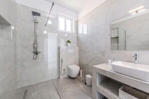 House | Bathroom - Bright Modern Apartment With Balcony Views Golem (Golem)