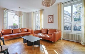 TV - WHERE CONTEMPORARY LIVING MEETS THE SOUL OF HISTORIC SAINT-GERMAIN (Paris)