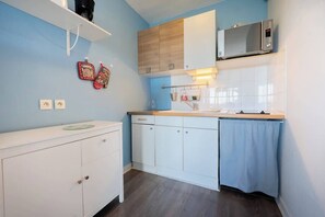 Fridge, microwave, coffee/tea maker, toaster - Le Lagon Bleu - Appartement La Rochelle (La Rochelle)