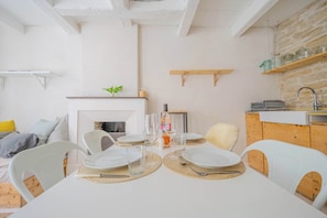 Dining - The Song of Venelles - House & its annex (Les Portes-en-Ré)