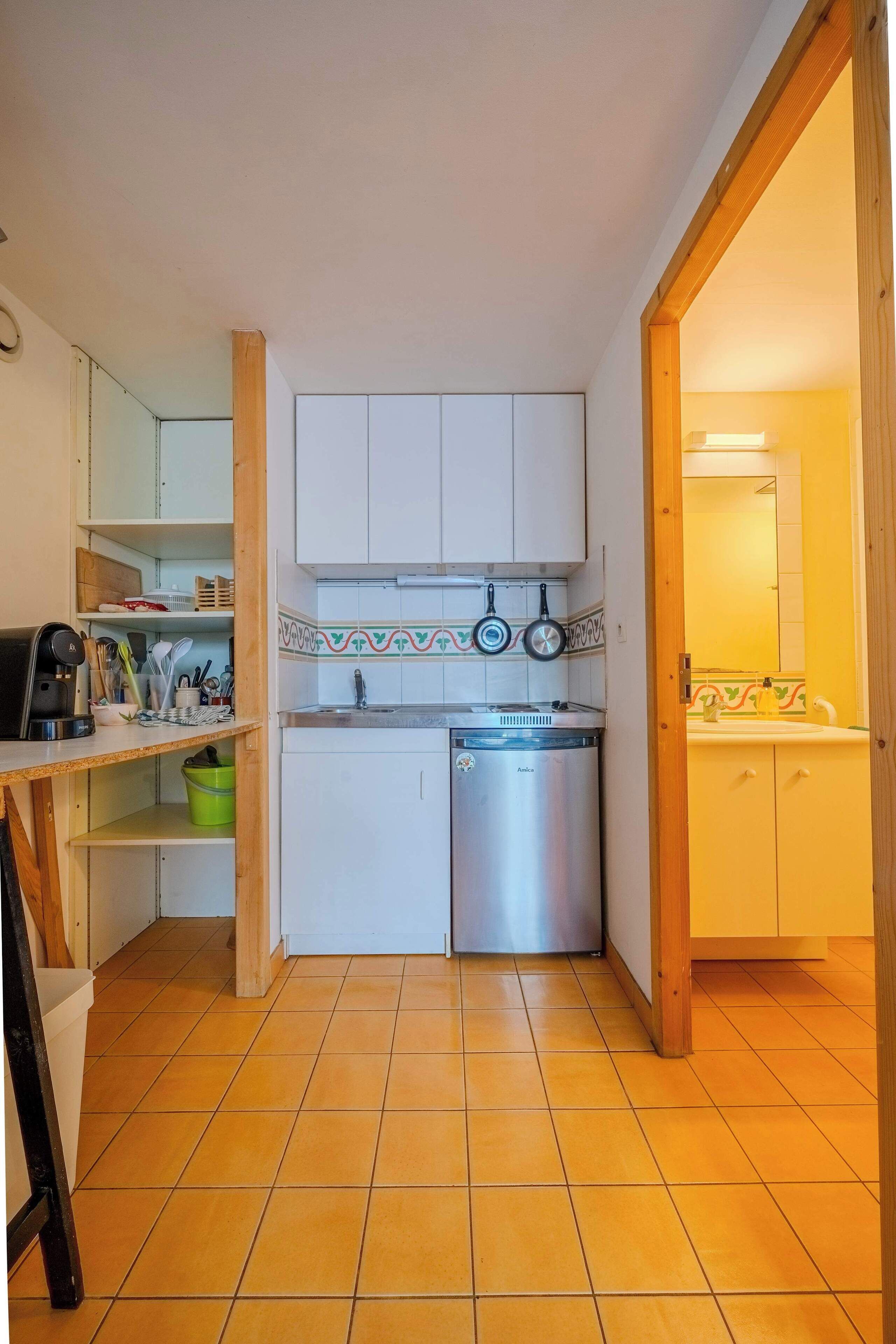 Fridge, microwave, stovetop, cookware/dishes/utensils