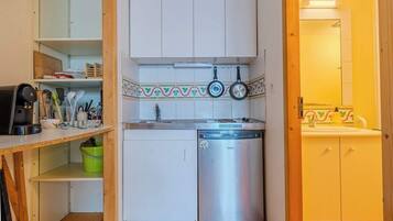Geladeira, micro-ondas, cooktop, talheres/pratos/utensílios de cozinha