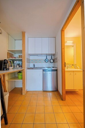 Geladeira, micro-ondas, cooktop, talheres/pratos/utensílios de cozinha
