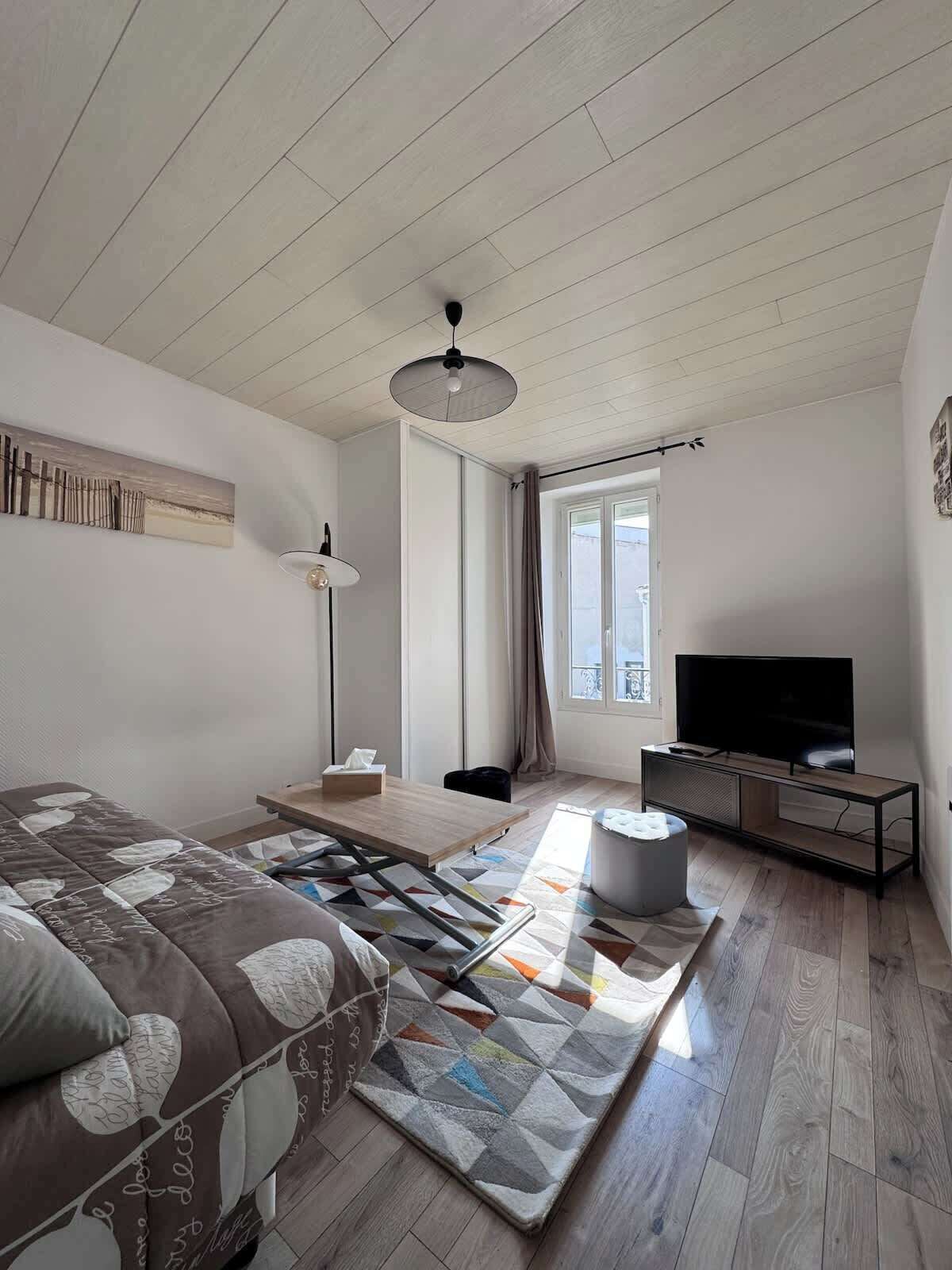 Iron/ironing board, travel crib, WiFi, bed sheets