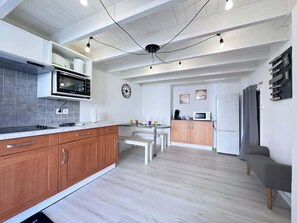 Refrigerador, microondas, horno y parrilla de estufa 
