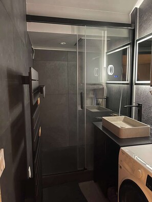 Douche, serviettes fournies