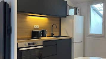 Réfrigérateur, micro-ondes, four, cafetiÚre/bouilloire