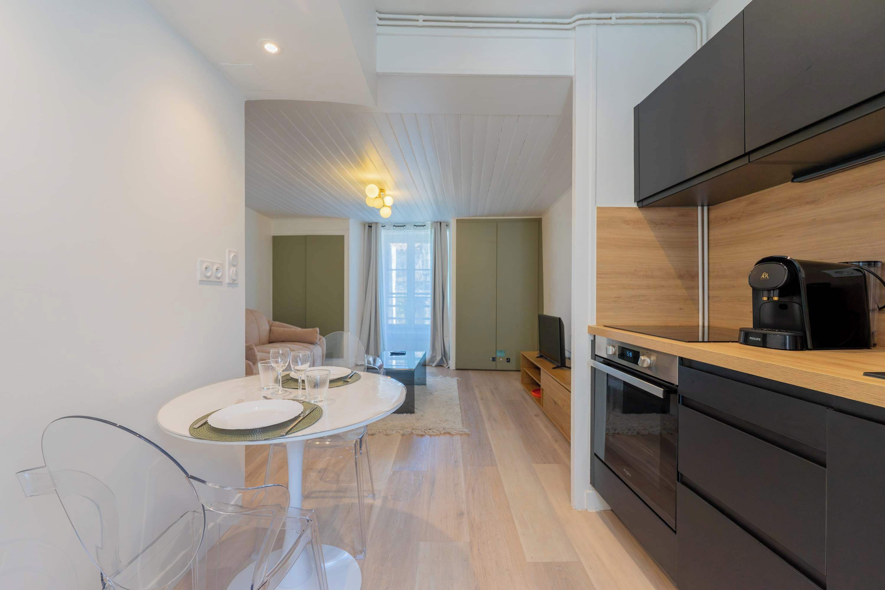 Fridge, microwave, oven, coffee/tea maker
