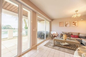 Een televisie en een kantoor