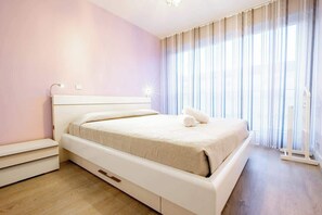 2 bedrooms, iron/ironing board, travel cot, WiFi - Apartment - The Gentle Tides (La Rochelle)