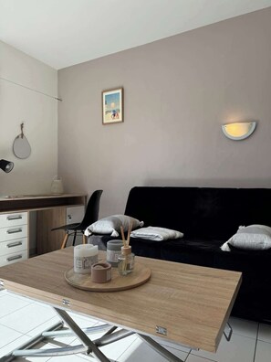 تلفزيون، كُتُب، مكتب