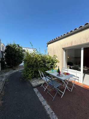 Outdoor dining - Golden Waves Aparthotel - Kiwi Residence (Aytré)