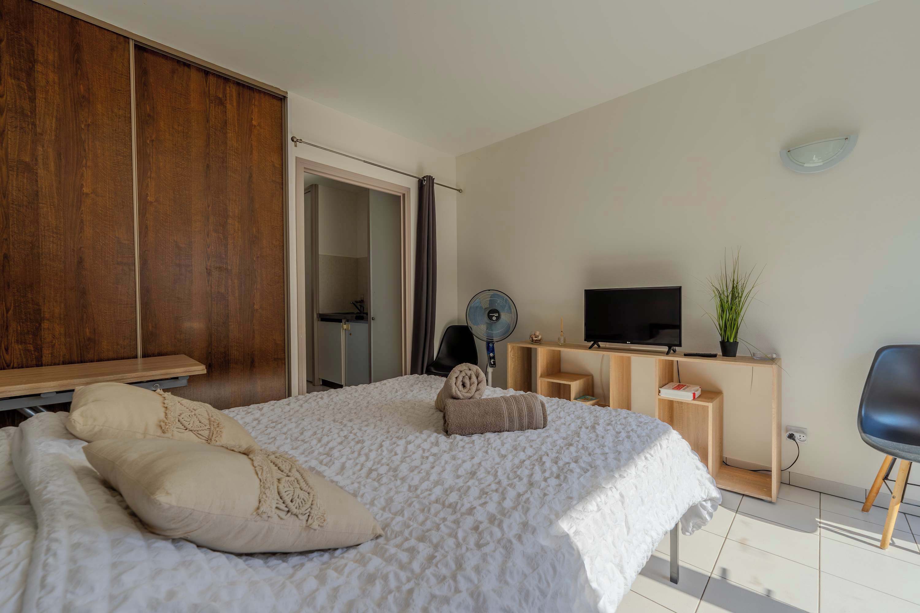 1 slaapkamer, een bureau, wifi, beddengoed