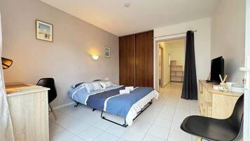 Travel crib, WiFi, bed sheets, wheelchair access