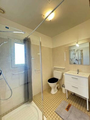 Shower, hair dryer, towels - Golden Waves Aparthotel - Kiwi Residence (Aytré)