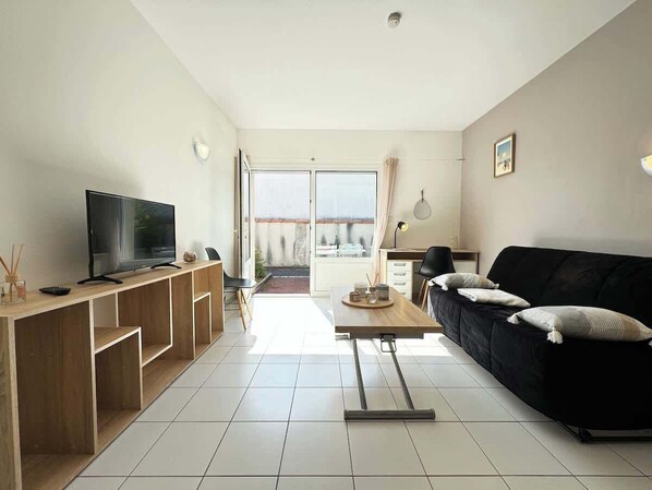 TV, books, offices - Golden Waves Aparthotel - Kiwi Residence (Aytré)