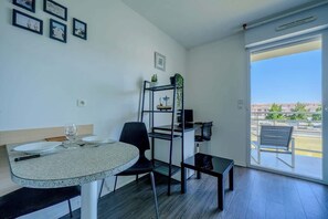 Dining - Studio with a view of Lake La Sole (La Rochelle)