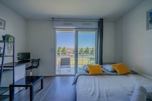 1 bedroom, iron/ironing board - Studio with a view of Lake La Sole (La Rochelle)