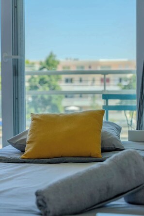 1 chambre, fer et planche à repasser
